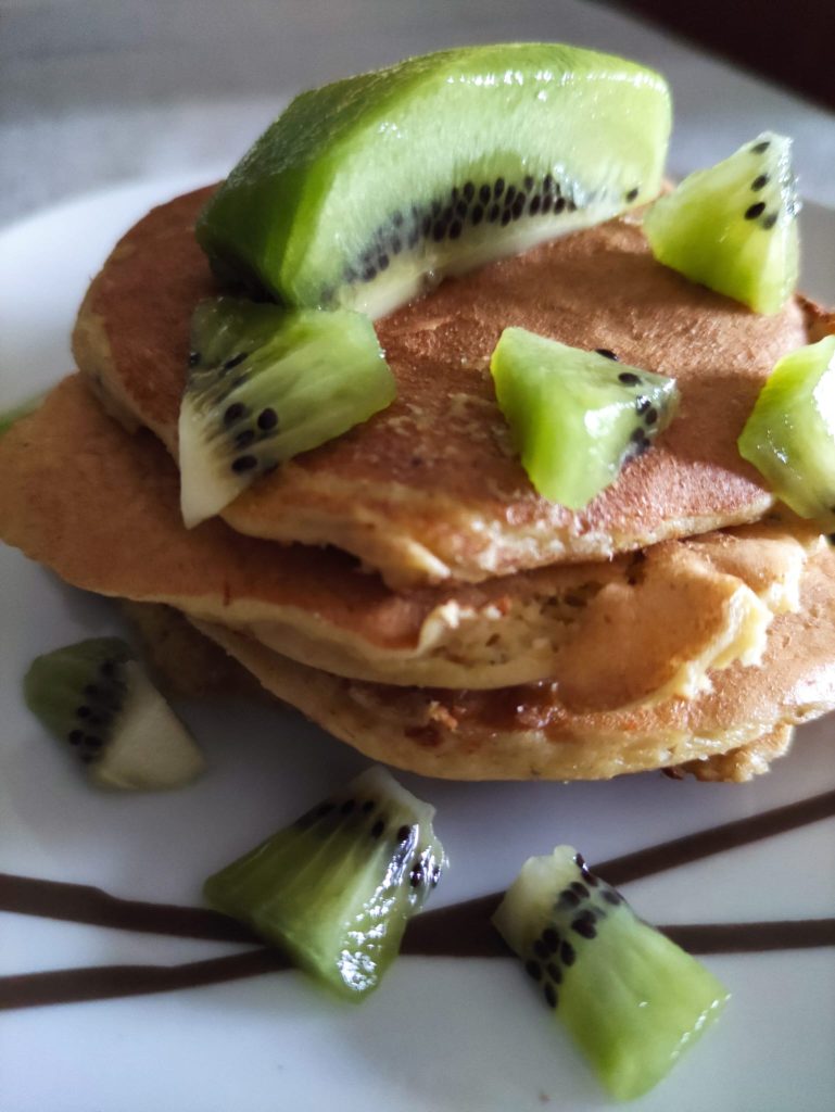 Receita de panquecas saudaveis com kiwi